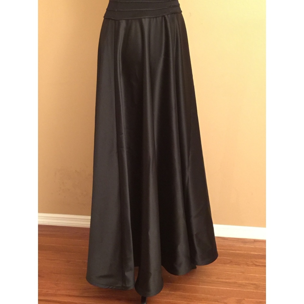 Elegant Tadashi Black Evening Gown - Picture 7 of 8